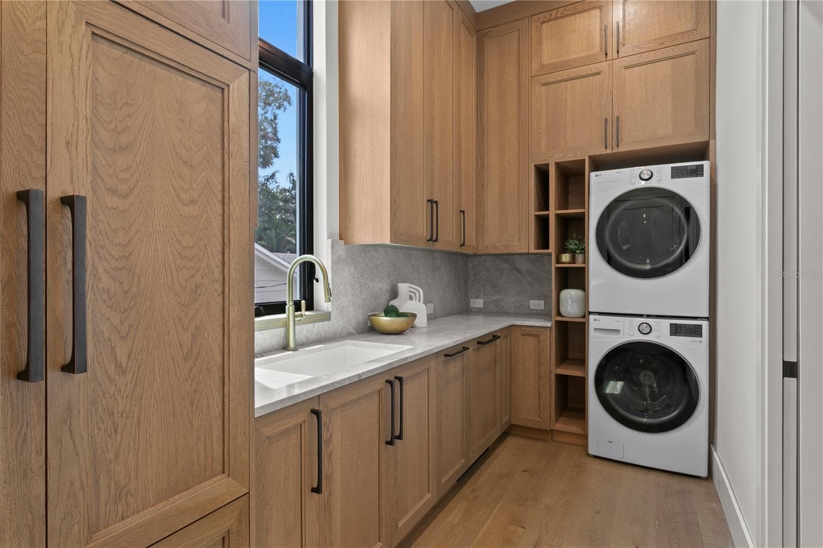 Butler's Pantry with Laundry, sink and fridge - 403 S BARBARA LN, TAMPA