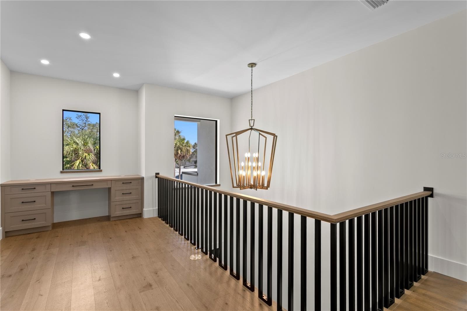 Built In Work Space at Top of Stairs - 403 S BARBARA LN, TAMPA