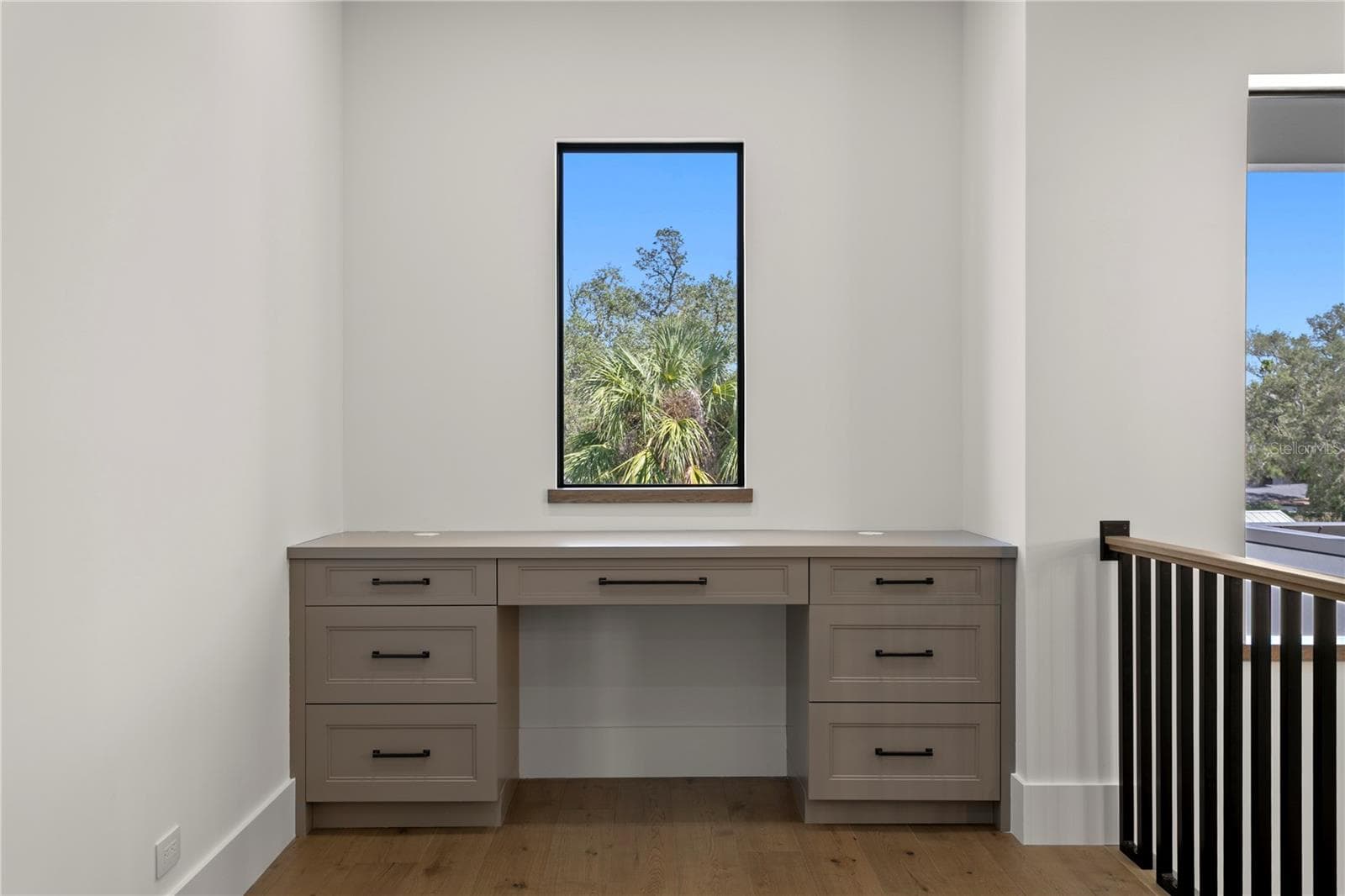 Built In Work Space at Top of Stairs - 403 S BARBARA LN, TAMPA