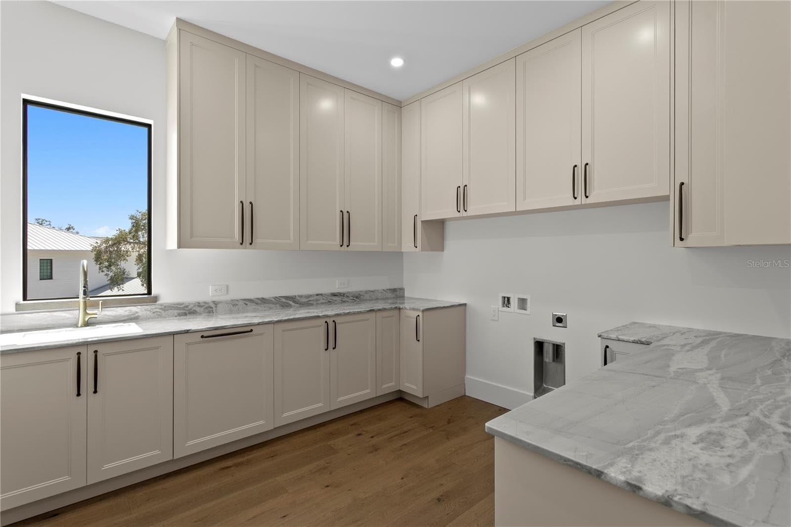 Upstairs Full Laundry Room - 403 S BARBARA LN, TAMPA