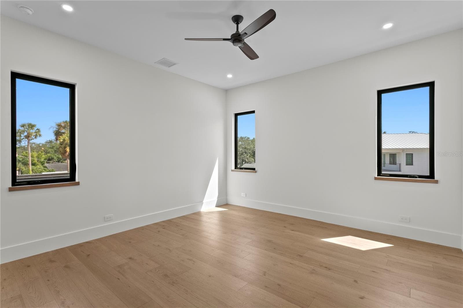 Guest 1 Bedroom Upstairs - 403 S BARBARA LN, TAMPA