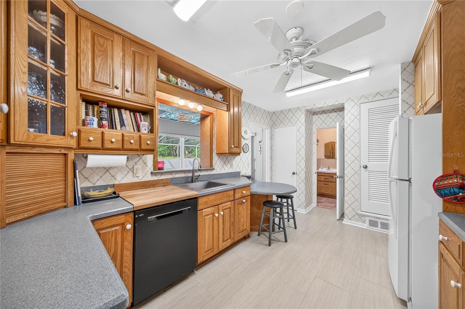 Kitchen with breakfast bar. - 1205 DORCHESTER ST, ORLANDO