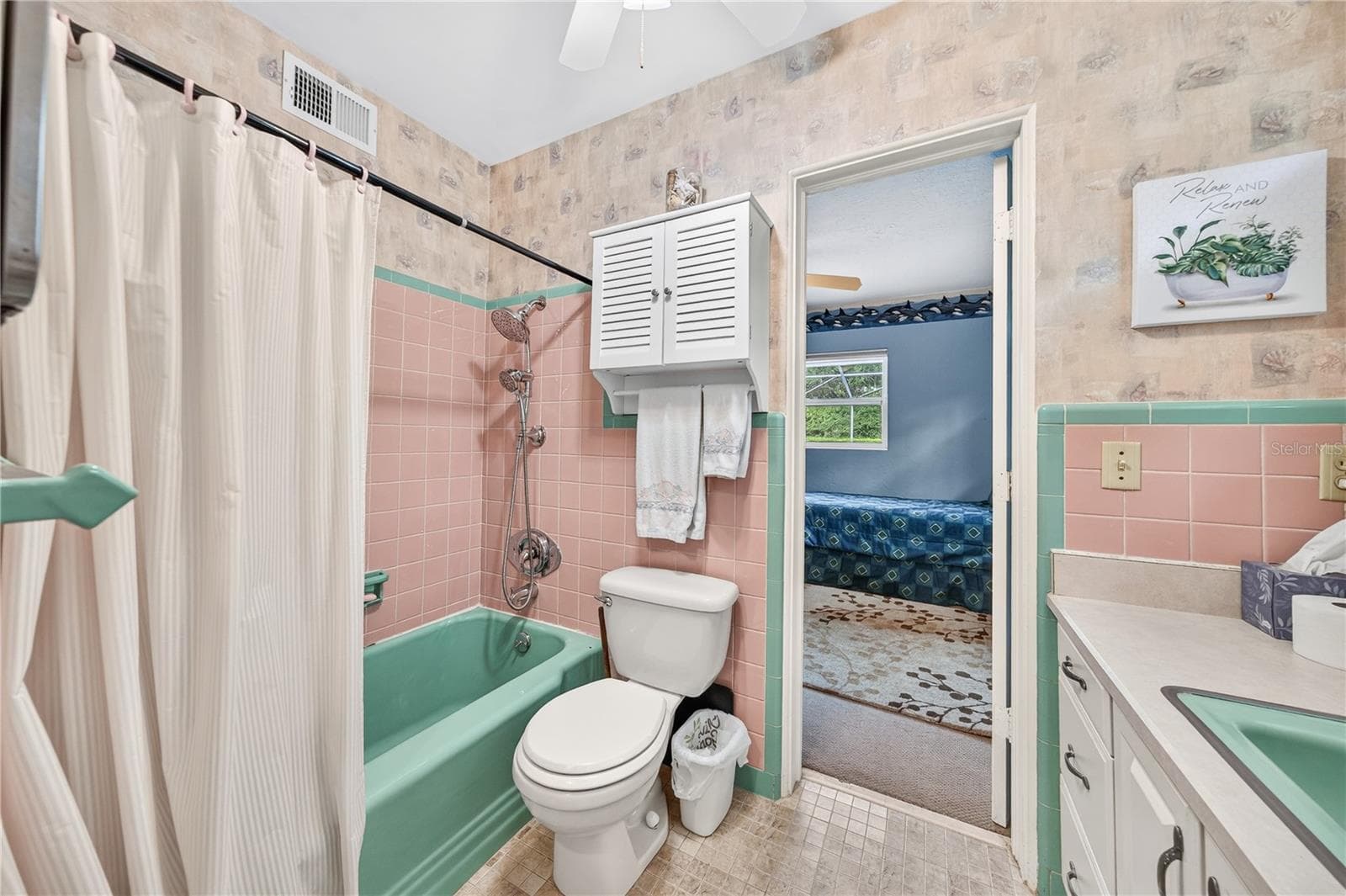 Full bath shared with Primary and bedroom #2. - 1205 DORCHESTER ST, ORLANDO