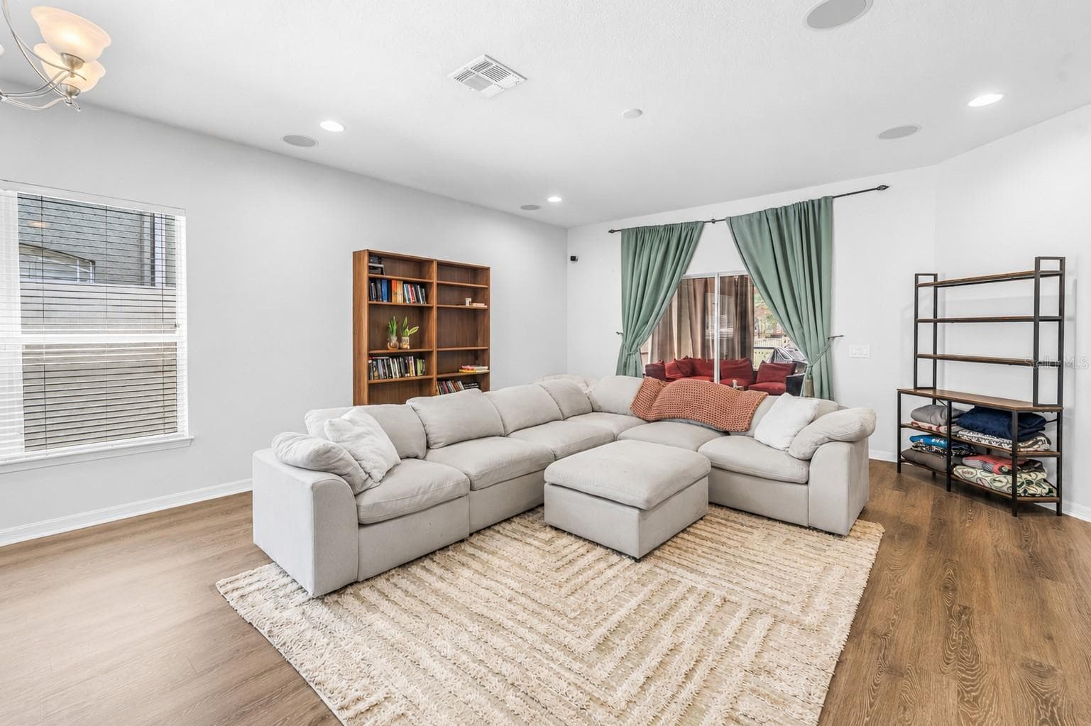 Living Area With Sliding Doors to Covered Lanai - 7717 TANGLE BROOK BLVD, GIBSONTON
