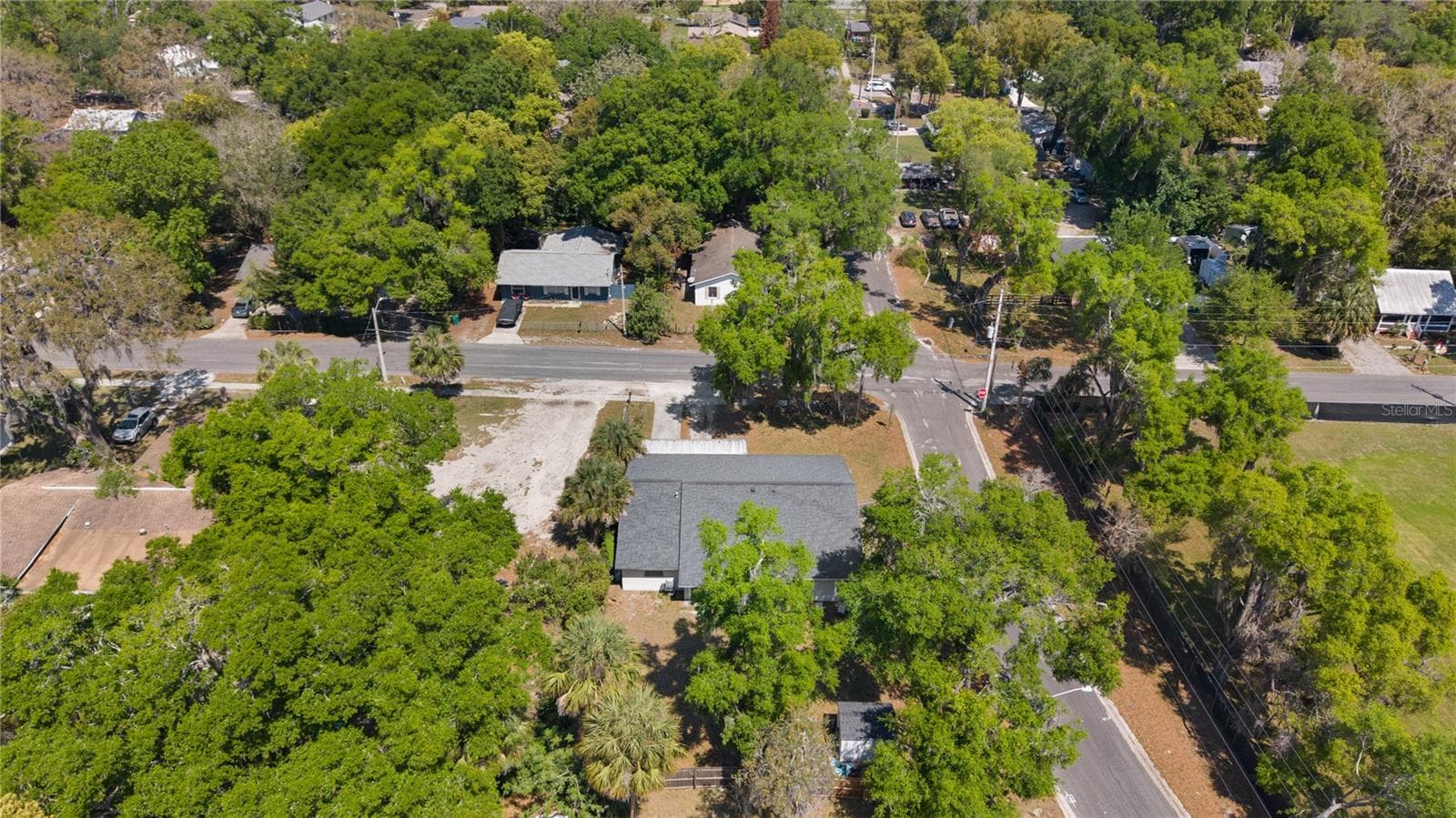 Single Family Residence at 1124 N GRANT AVE, MOUNT DORA, photo 2 of 43