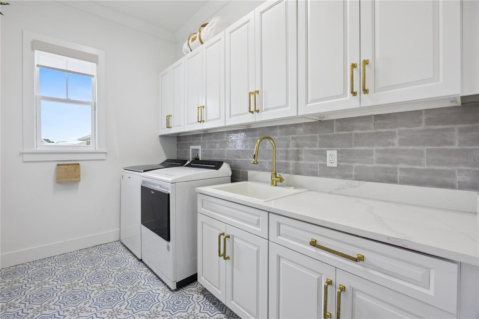 First floor laundry with designer tile - 1032 GALSTON ALY, WINTER GARDEN