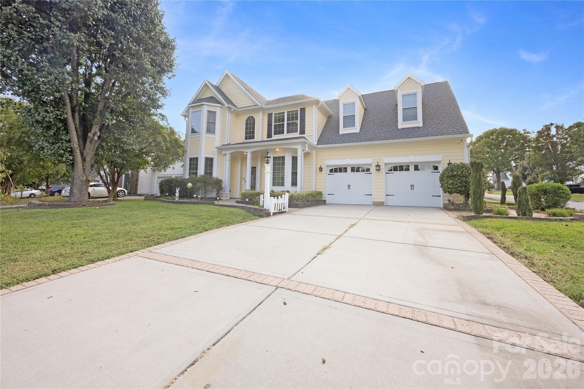 Single Family Residence at 11623 Fox Hill Drive, Charlotte, photo 3 of 38