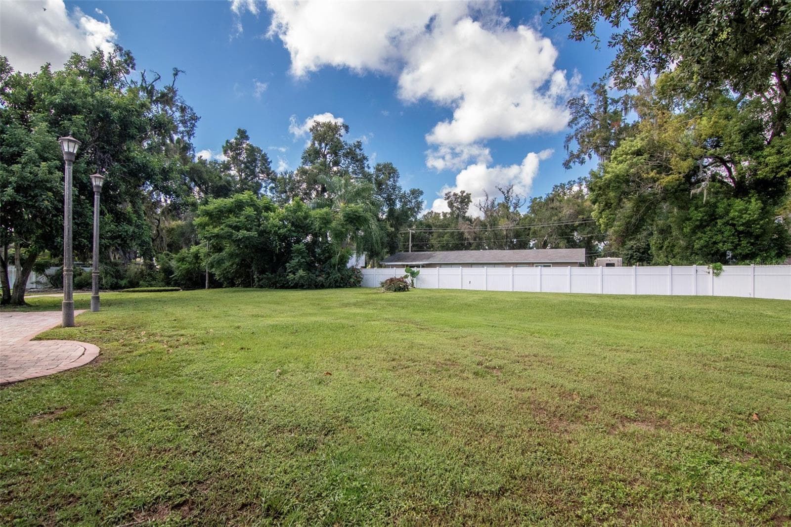 Single Family Residence at 712 S OAKWOOD AVE, BRANDON, photo 48 of 55