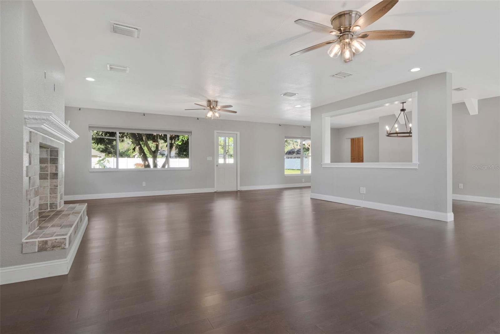 Single Family Residence at 712 S OAKWOOD AVE, BRANDON, photo 5 of 55