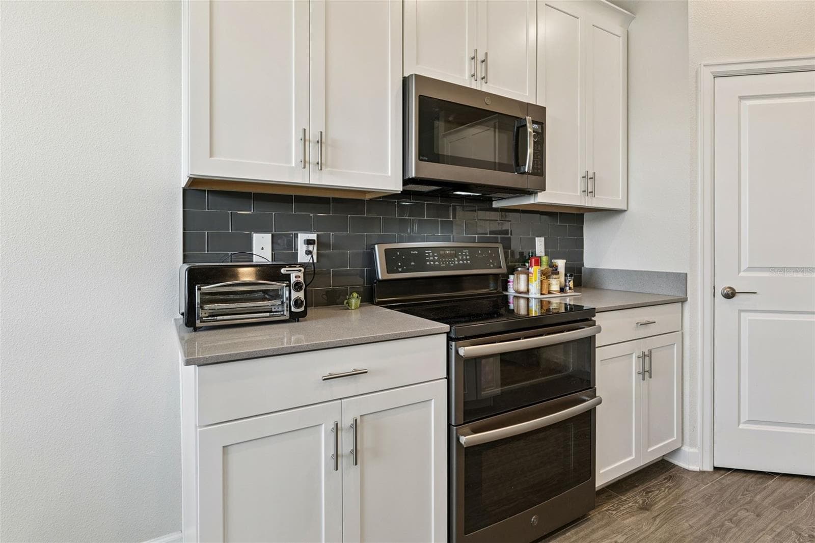 Glass Tile Backsplash and Closet Pantry - 4075 BEDFORD AVE, WINTER HAVEN