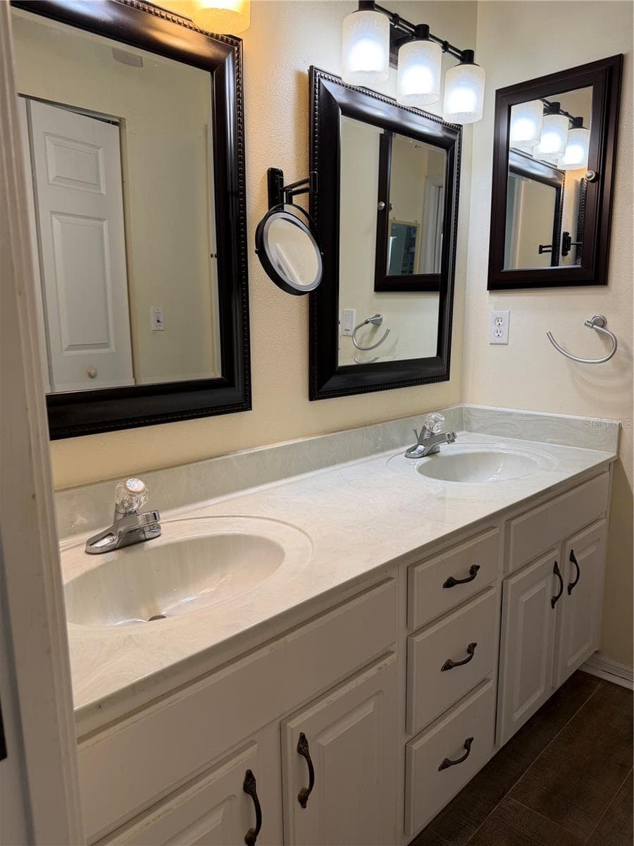 Dual Vanities Master - 8447 SW 60TH CT, OCALA