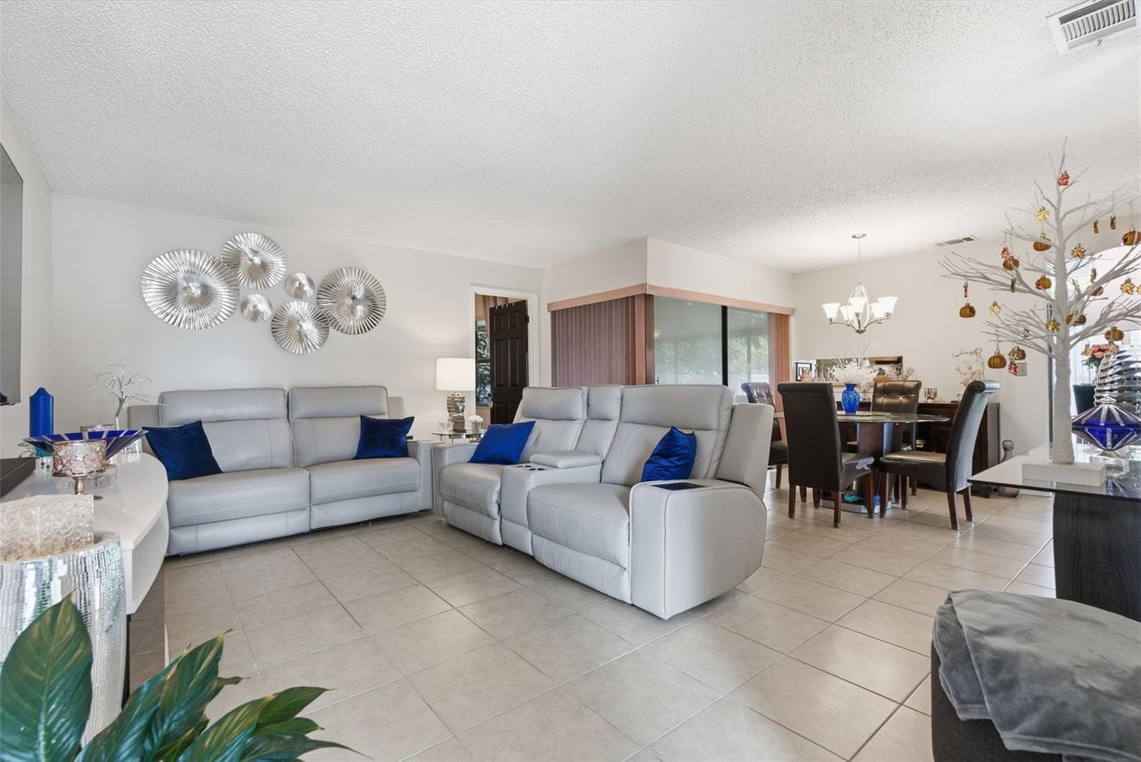 Single Family Residence at 10816 FAIRFIELD VILLAGE DR, TAMPA, photo 8 of 30