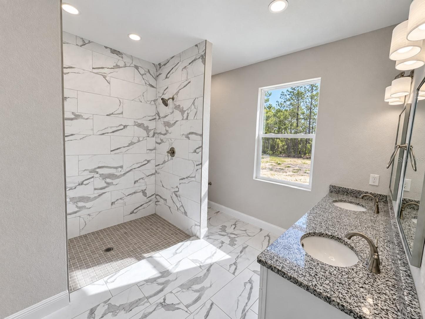Owner Suite DBL vanity owner en suite with Pocket Door Model - 21481 SW MARINE BLVD, DUNNELLON