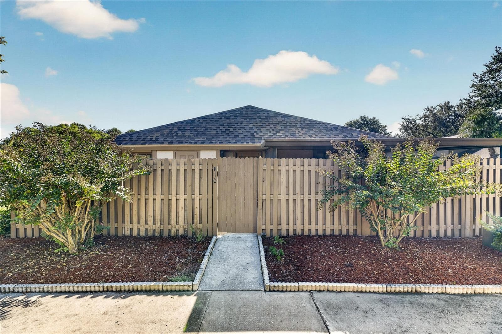 810 HUNTERS CT