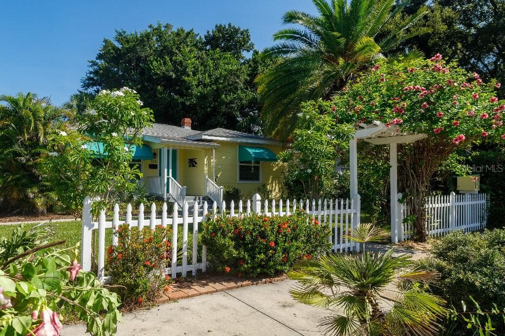 Single Family Residence at 125 22ND AVE NE, ST PETERSBURG, photo 2 of 34
