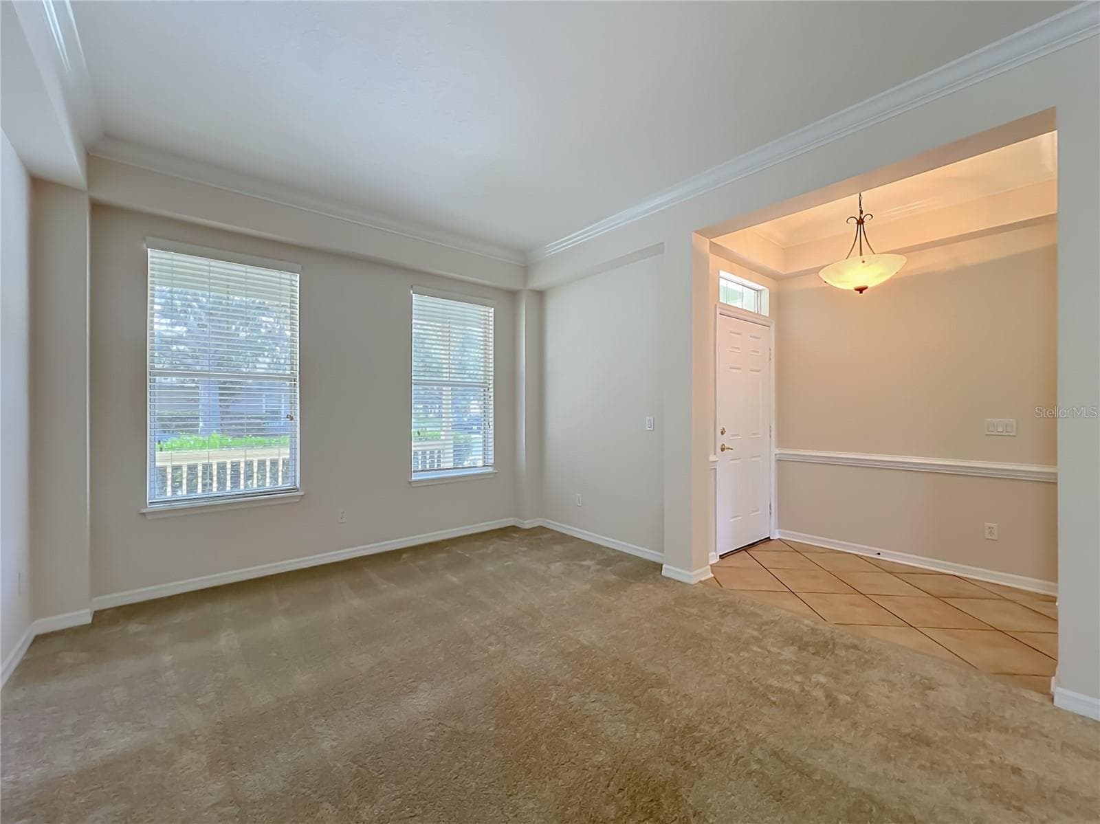 Tiled Front entry. Crown molding, freshly painted, new carpets in Living room area - 12809 HOLDENBURY LN, WINDERMERE