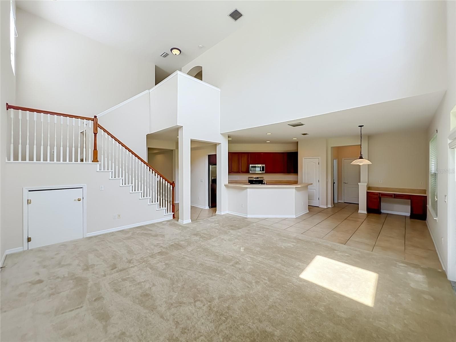 Family room/Kitchen/Dinette combination with 2-story ceiling - 12809 HOLDENBURY LN, WINDERMERE