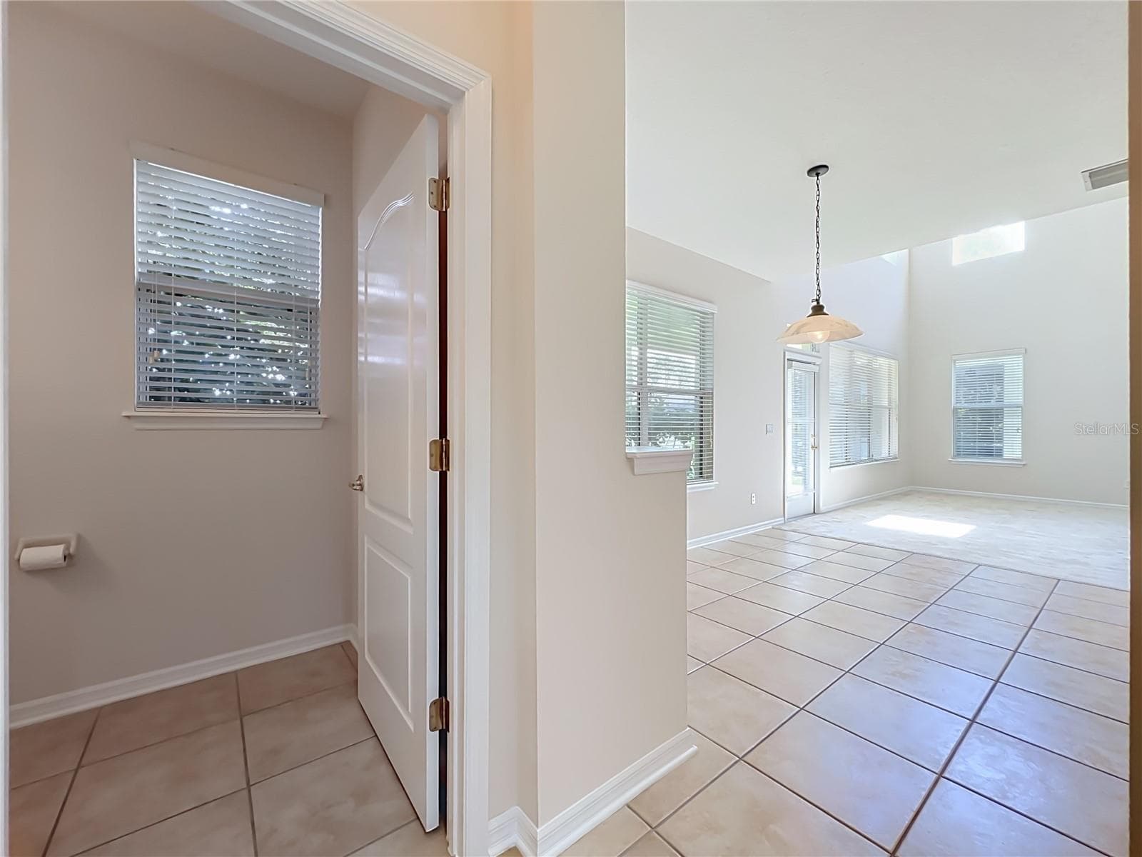 1st floor 1/2 bath off the dinette/kitchen area - 12809 HOLDENBURY LN, WINDERMERE