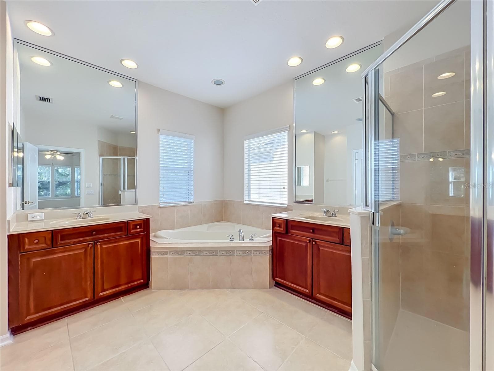 Primary bath features 18" ceramic tile floors, garden tub, dual vanities and sinks, separate walk-in shower - 12809 HOLDENBURY LN, WINDERMERE