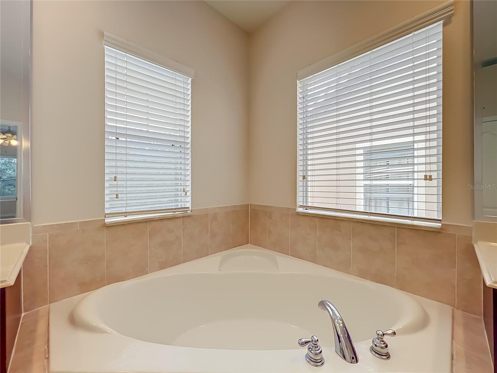 Garden tub - 12809 HOLDENBURY LN, WINDERMERE