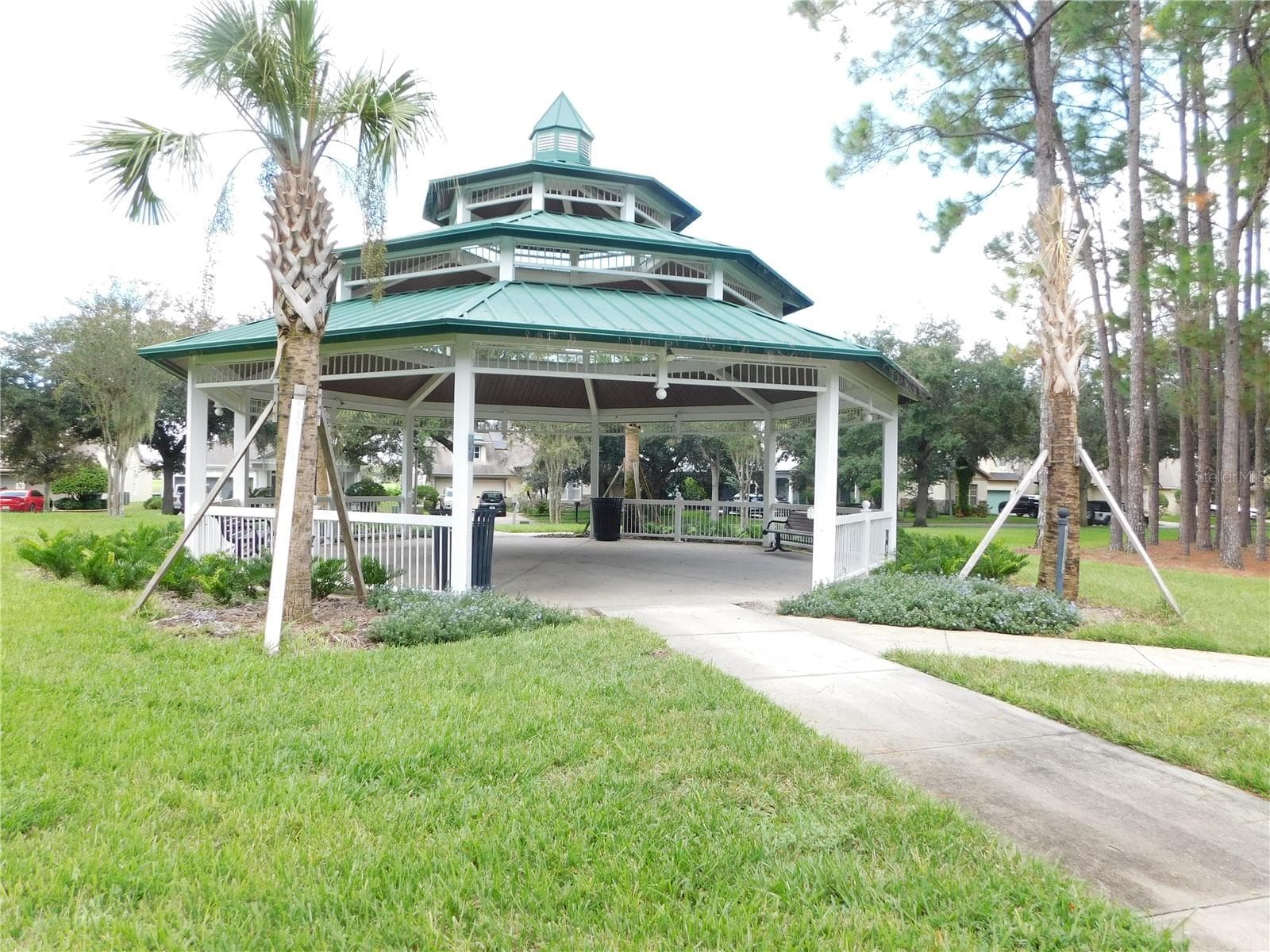 Enjoy walks throughout the community, Here's a gazebo - 12809 HOLDENBURY LN, WINDERMERE