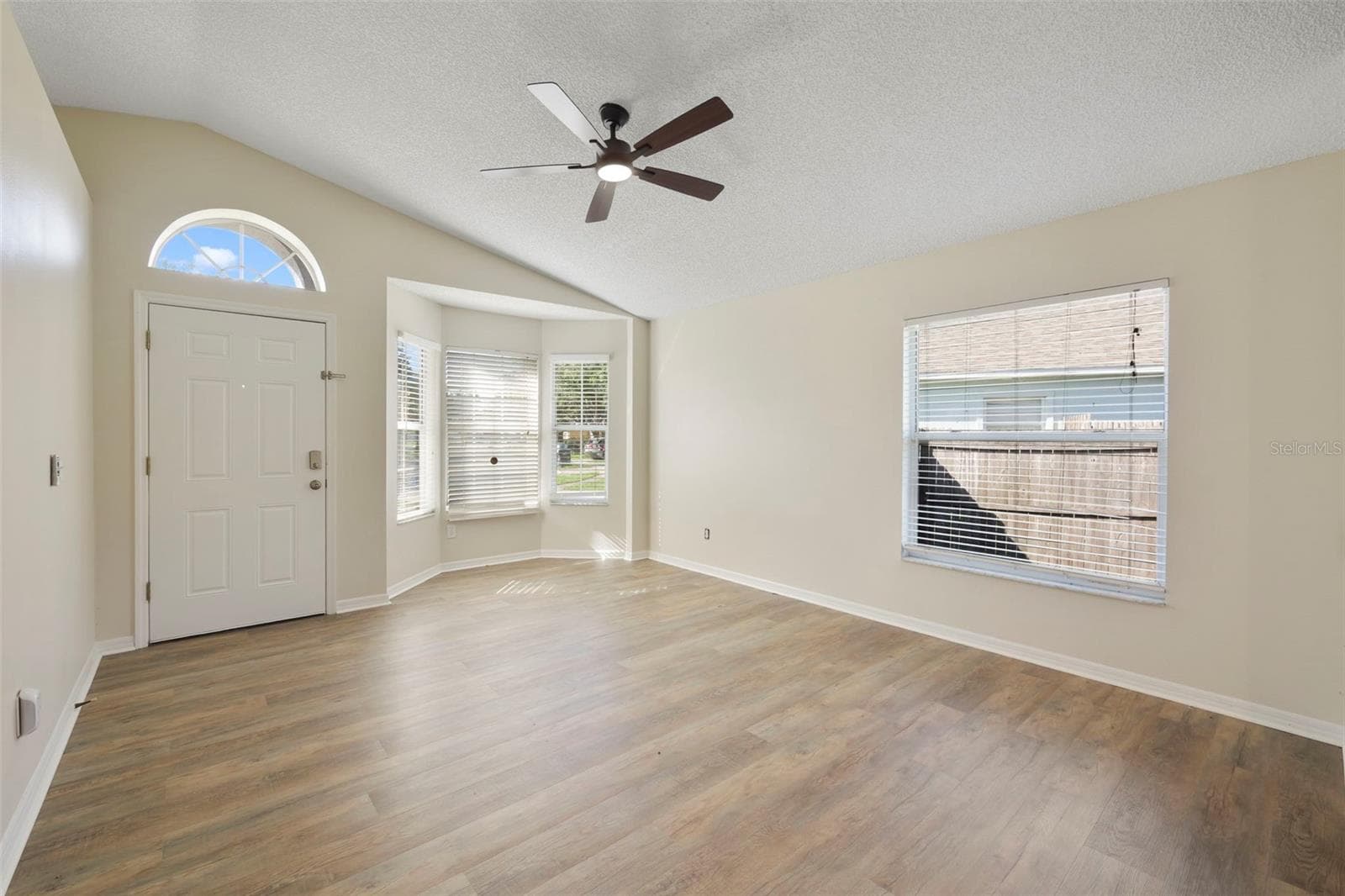 Lots of natural light and a ceiling fan - 13659 GLASSER AVE, ORLANDO