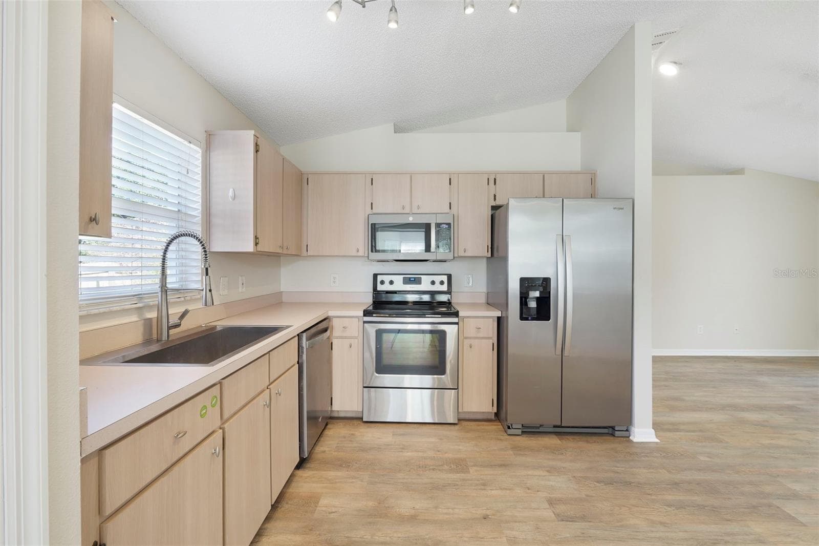 Stainless steel appliances included - 13659 GLASSER AVE, ORLANDO