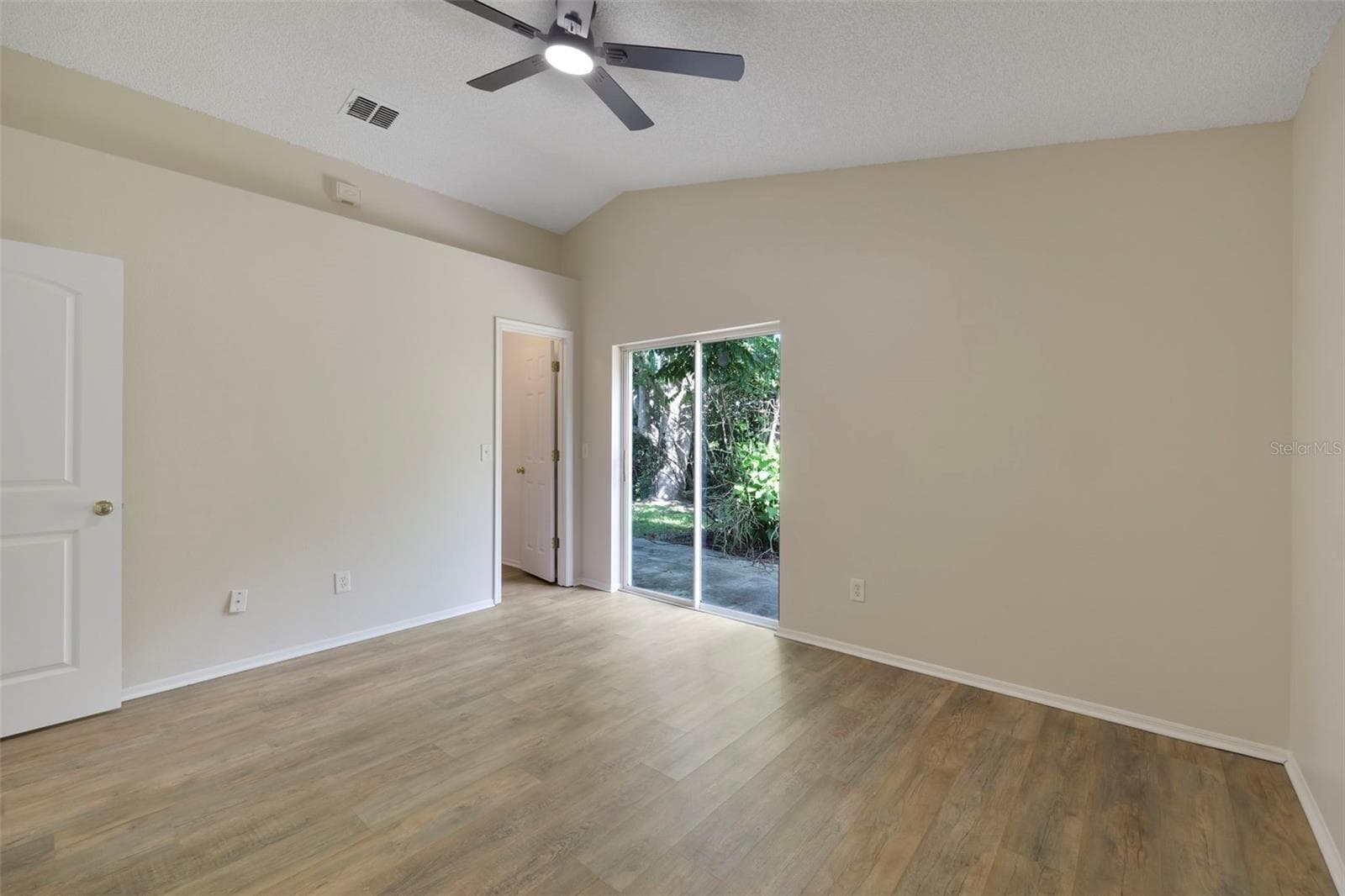 Large primary bedroom with access to the backyard - 13659 GLASSER AVE, ORLANDO