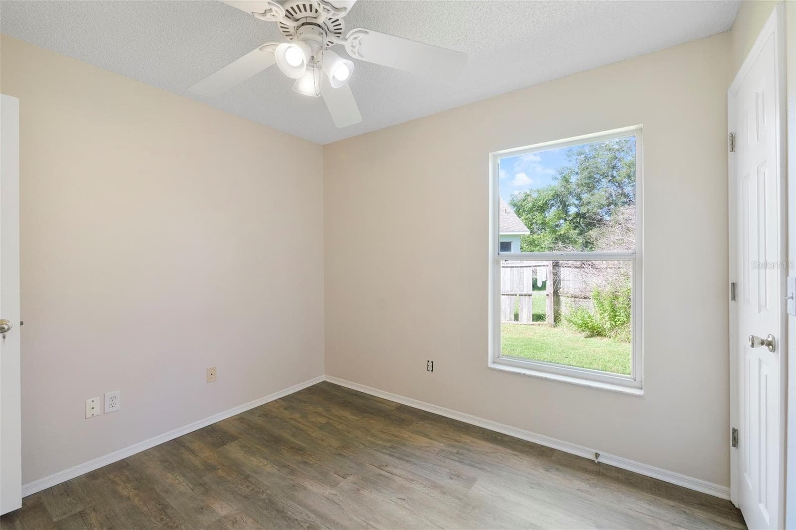 You've got a ceiling fan and vinyl plank floors - 13659 GLASSER AVE, ORLANDO