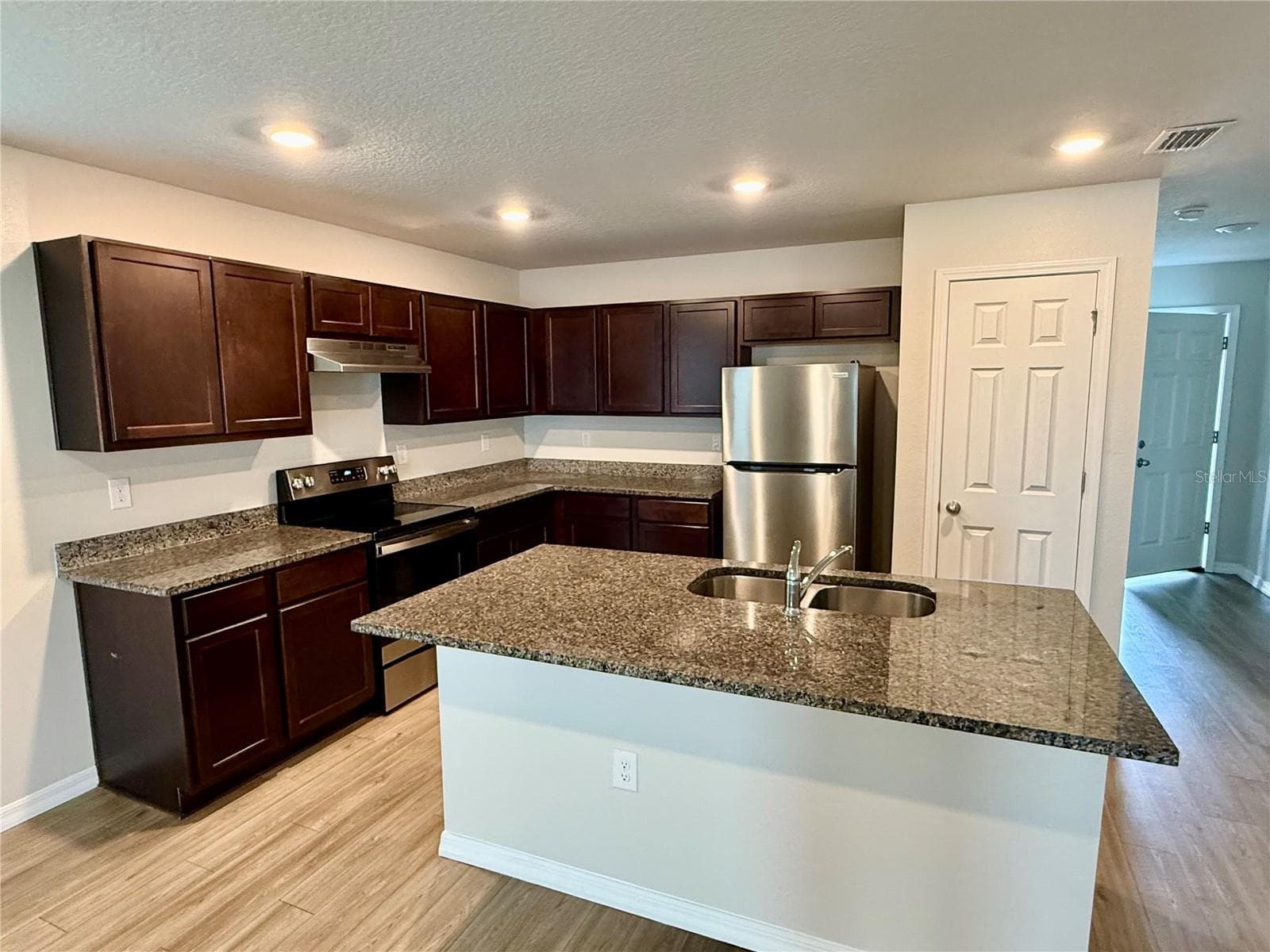 Single Family Residence at 1127 GRAND CYPRESS CT, JACKSONVILLE, photo 2 of 12