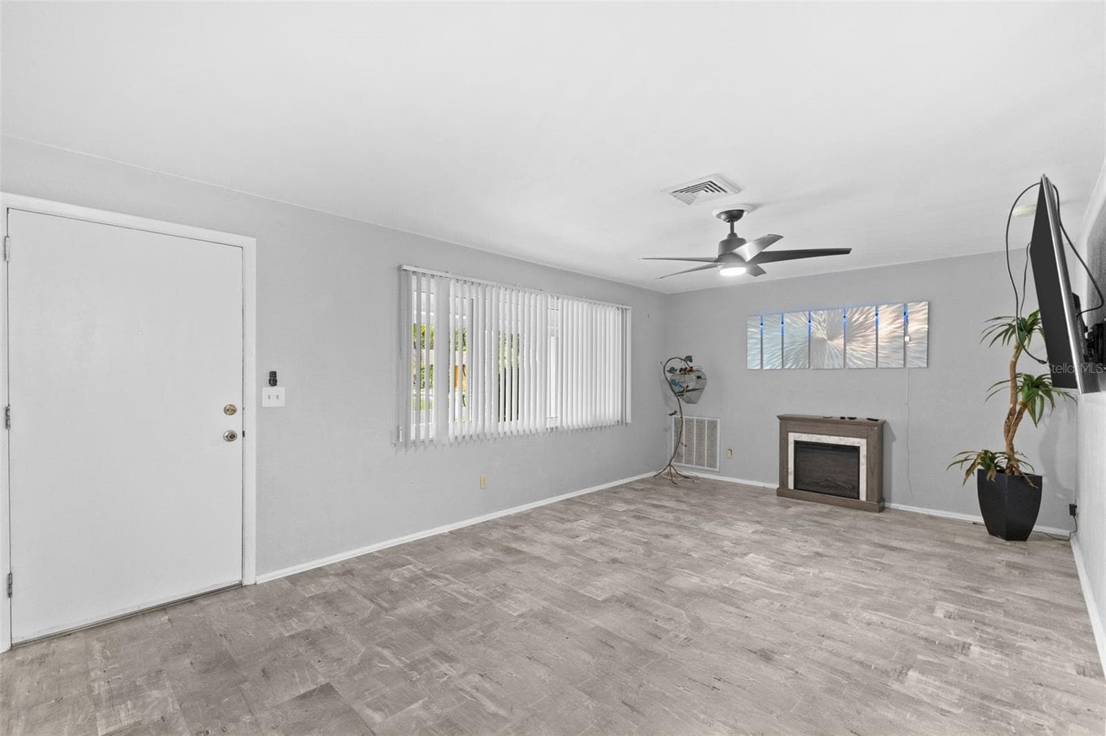 Single Family Residence at 1283 EDENVILLE AVE, CLEARWATER, photo 7 of 38