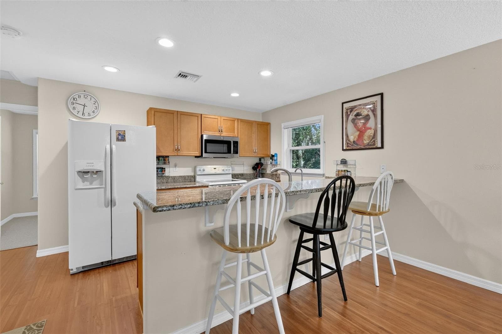 Kitchen with granite, breakfast bar and full size appliances - 35015 RADIO RD, LEESBURG