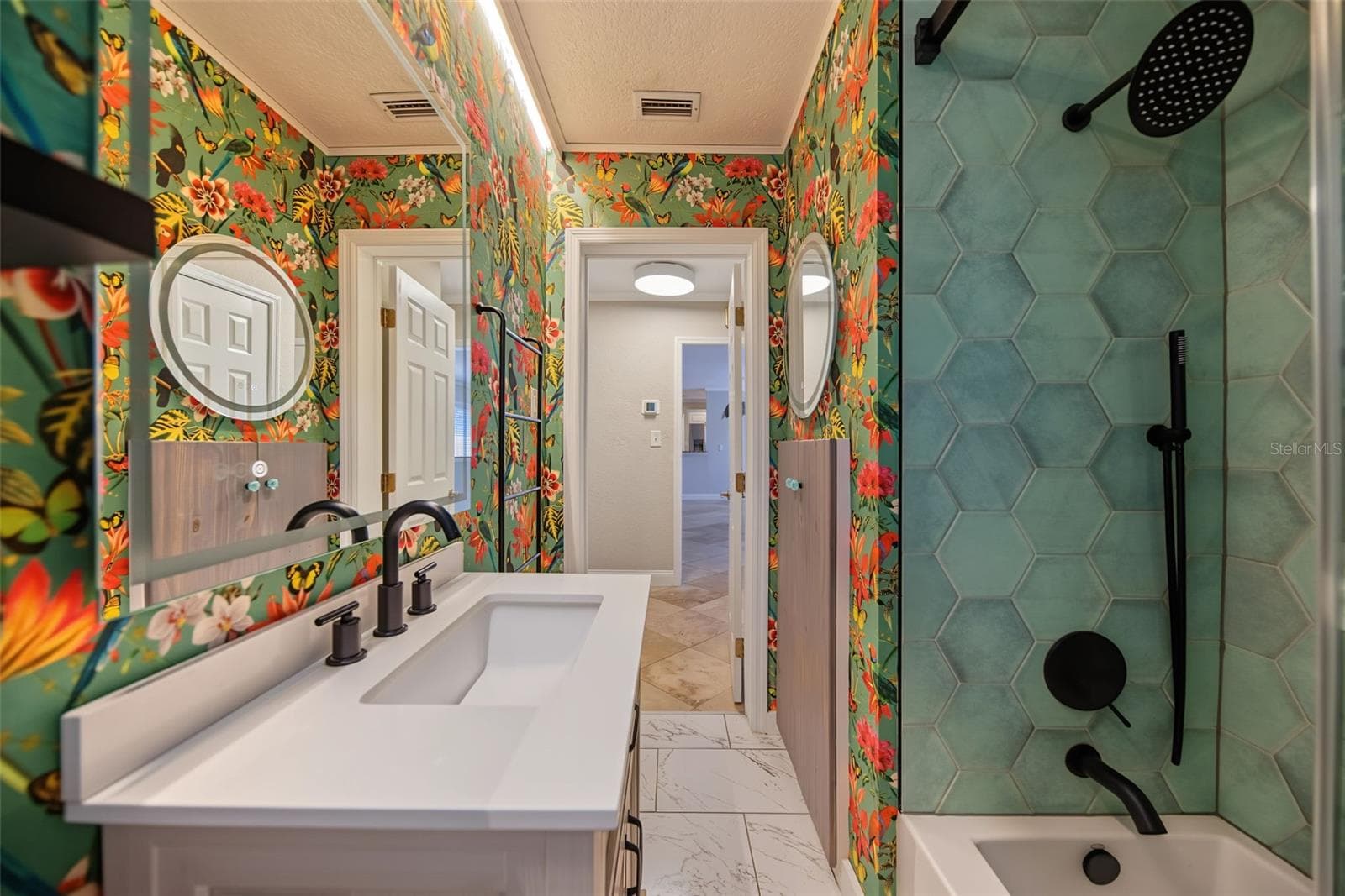 Hall Bath 4 - 1616 INDIAN ROCKS RD, BELLEAIR