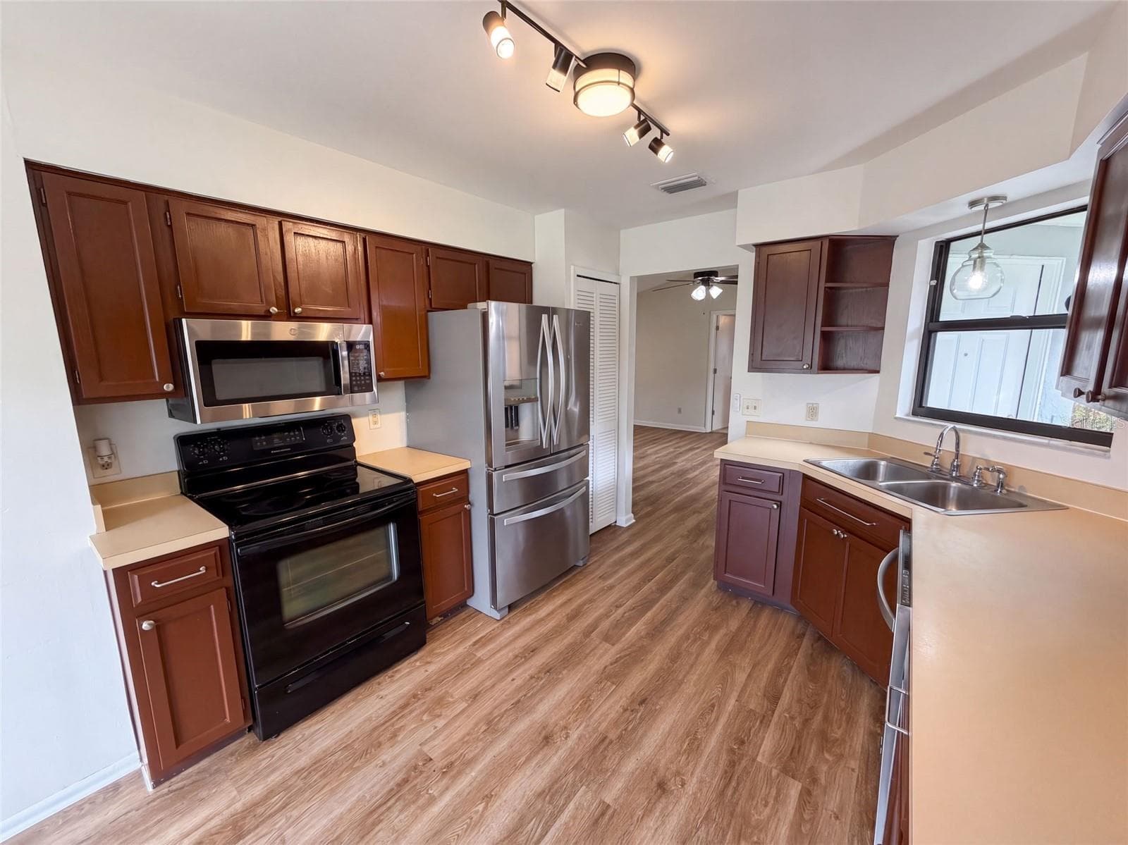 Single Family Residence at 10033 CREEKWATER BLVD, ORLANDO, photo 9 of 24