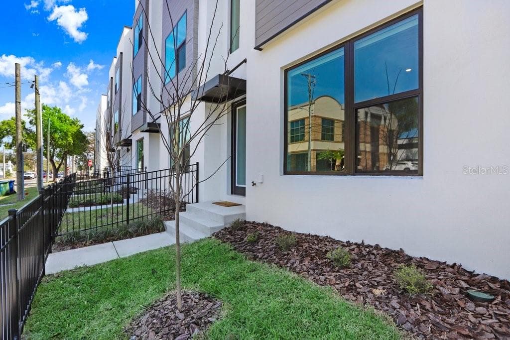 Front Yard - 2506 W CLEVELAND ST #20, TAMPA