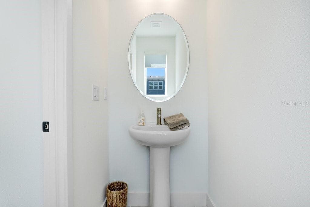Half Bath - 2506 W CLEVELAND ST #20, TAMPA