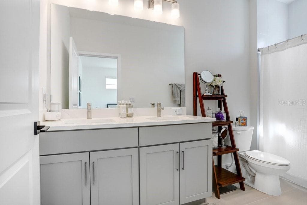 Bathroom 2 - 2506 W CLEVELAND ST #20, TAMPA