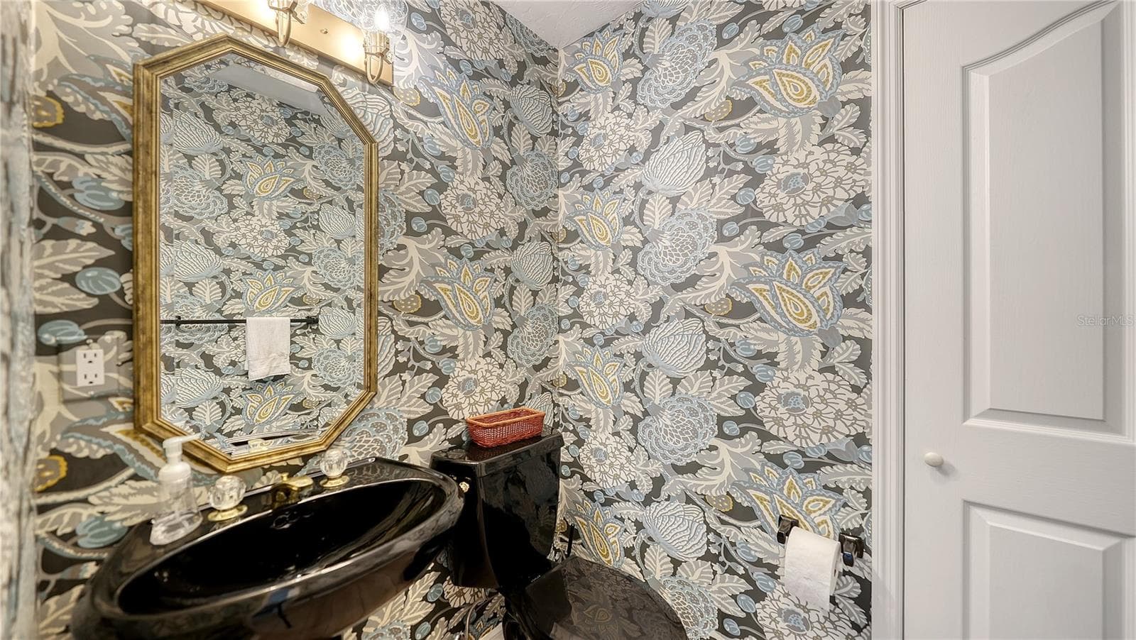 Guest half bath adjacent to Den - 116 VENTANA WAY, VENICE