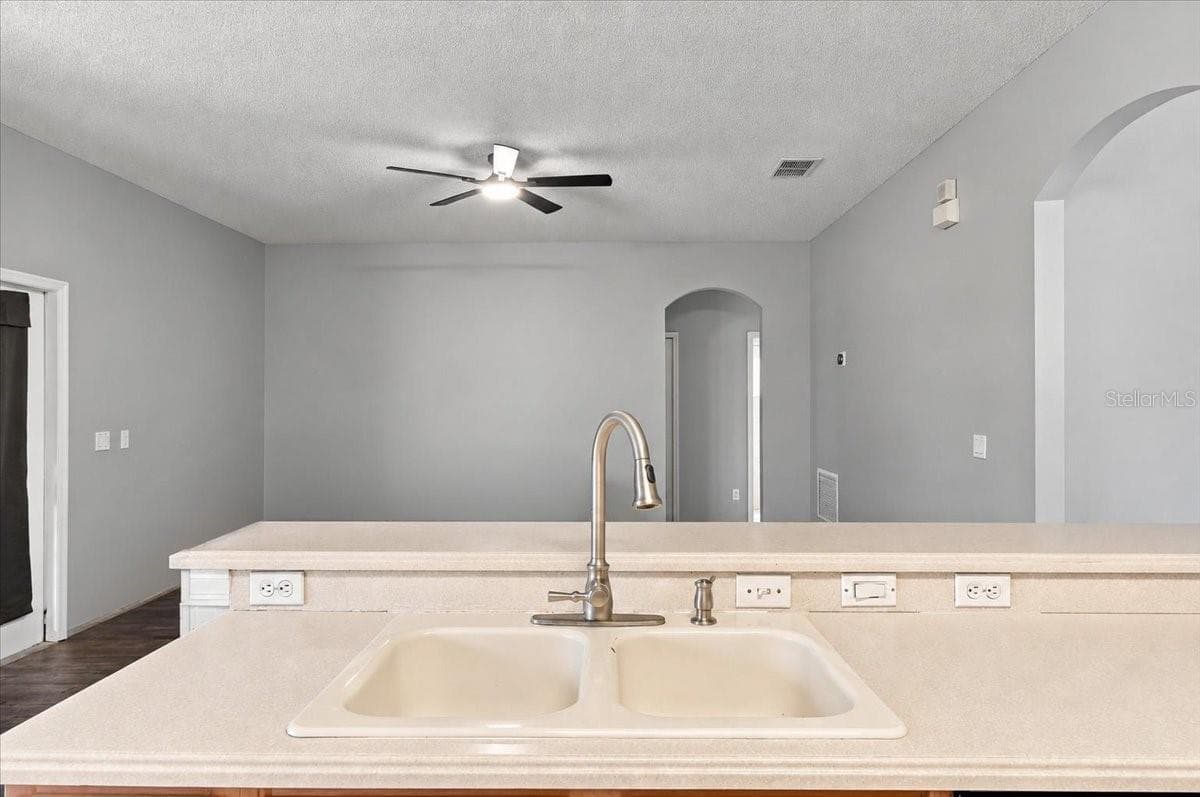 Single Family Residence at 10003 AUTUMN CREEK LN, ORLANDO, photo 6 of 23