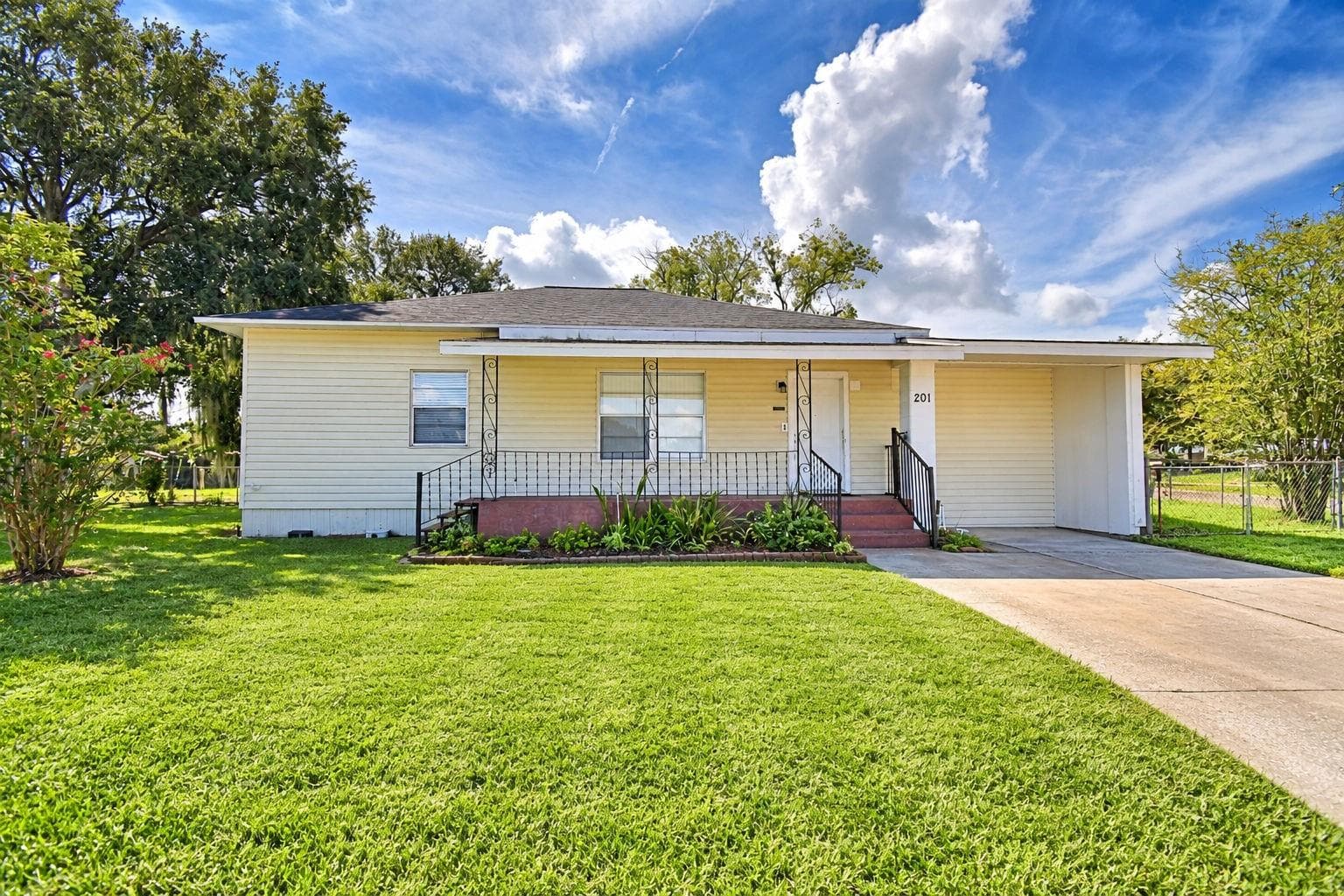 Single Family Residence at 201 LAKE DALE DR, AUBURNDALE, photo 2 of 39