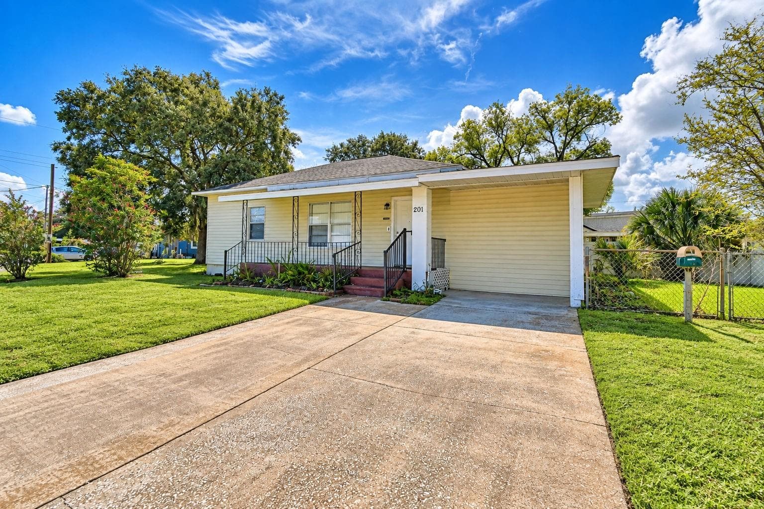 Single Family Residence at 201 LAKE DALE DR, AUBURNDALE, photo 3 of 39