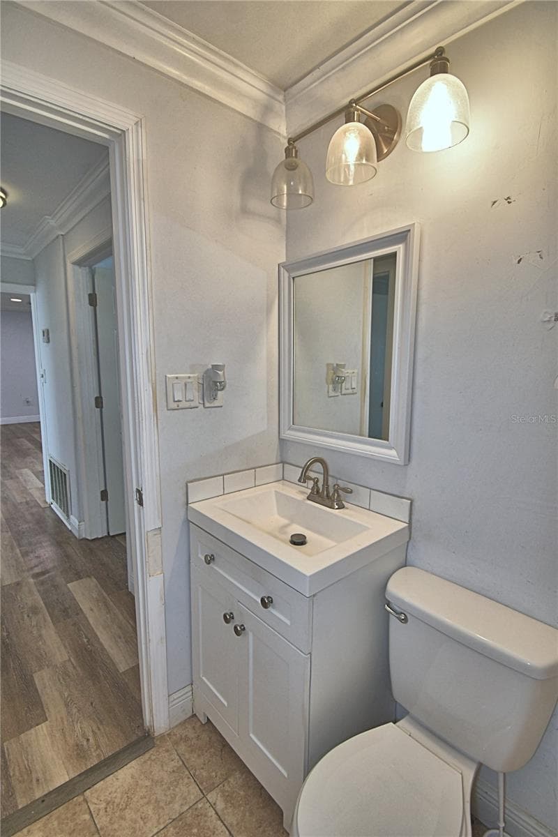 Bathroom 1 - 201 LAKE DALE DR, AUBURNDALE