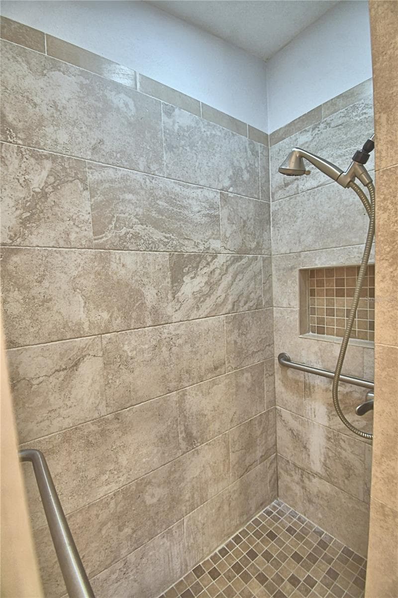 Shower - 201 LAKE DALE DR, AUBURNDALE