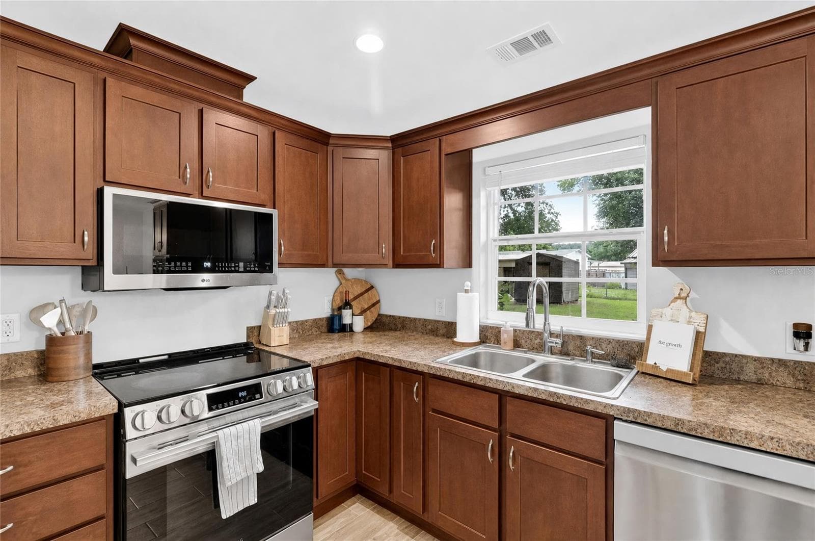 Single Family Residence at 9152 DAMASCUS AVE, POLK CITY, photo 12 of 34