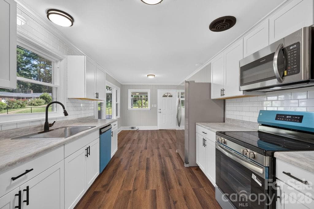 kitchen and dining area - 425 Roberts Street, Salisbury