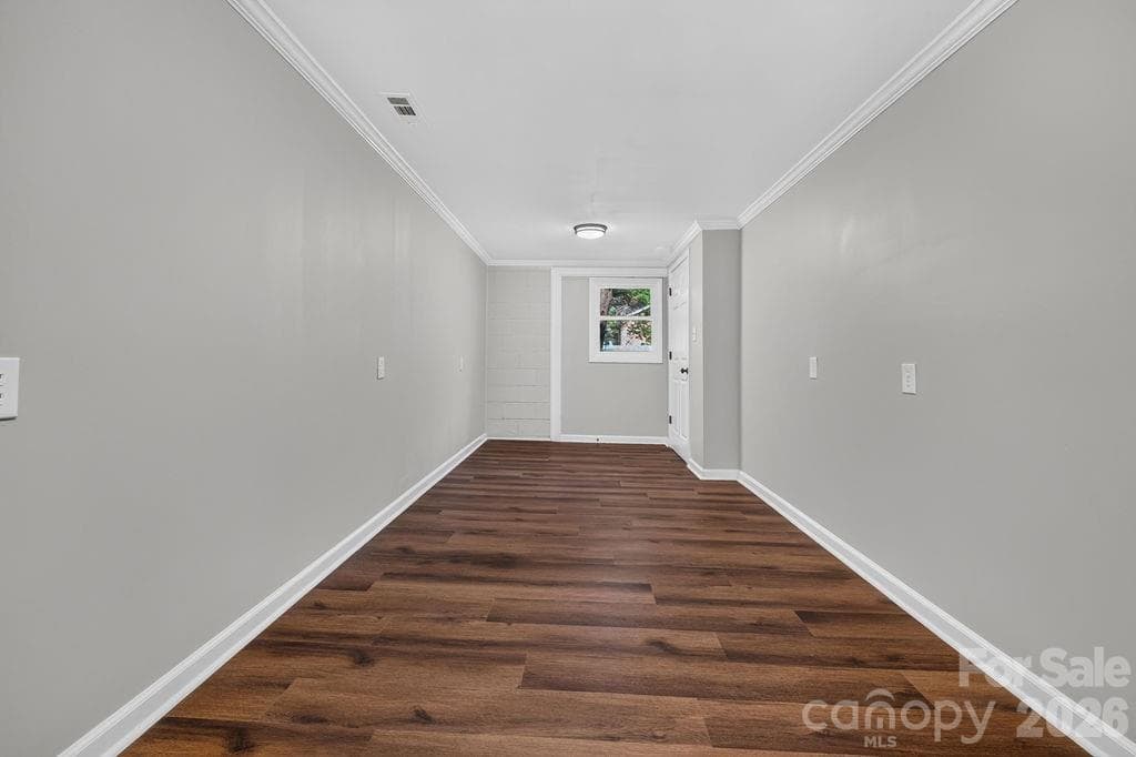 narrow room - 425 Roberts Street, Salisbury