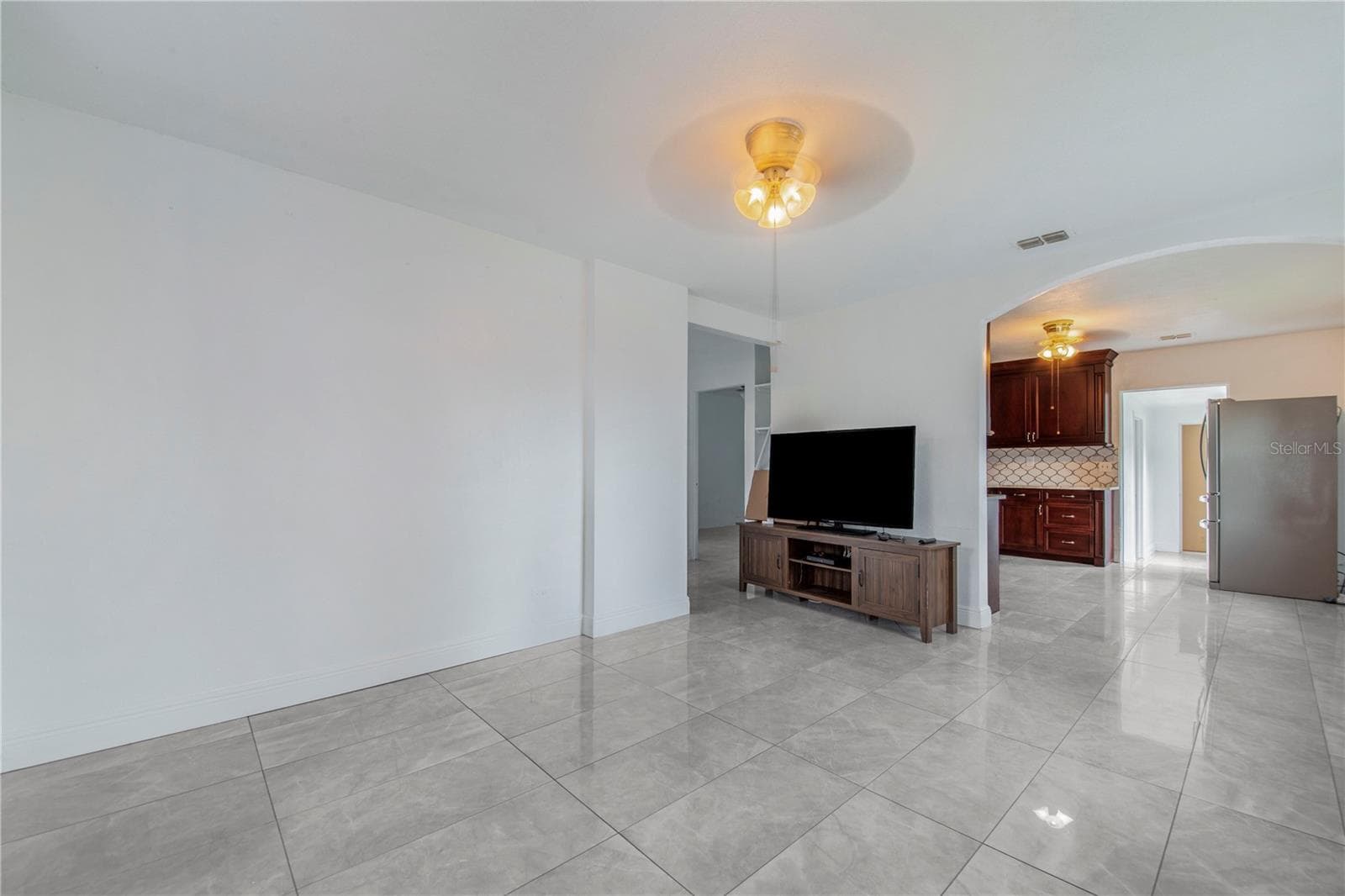 Living Room - 6 E MAGNOLIA ST, DAVENPORT