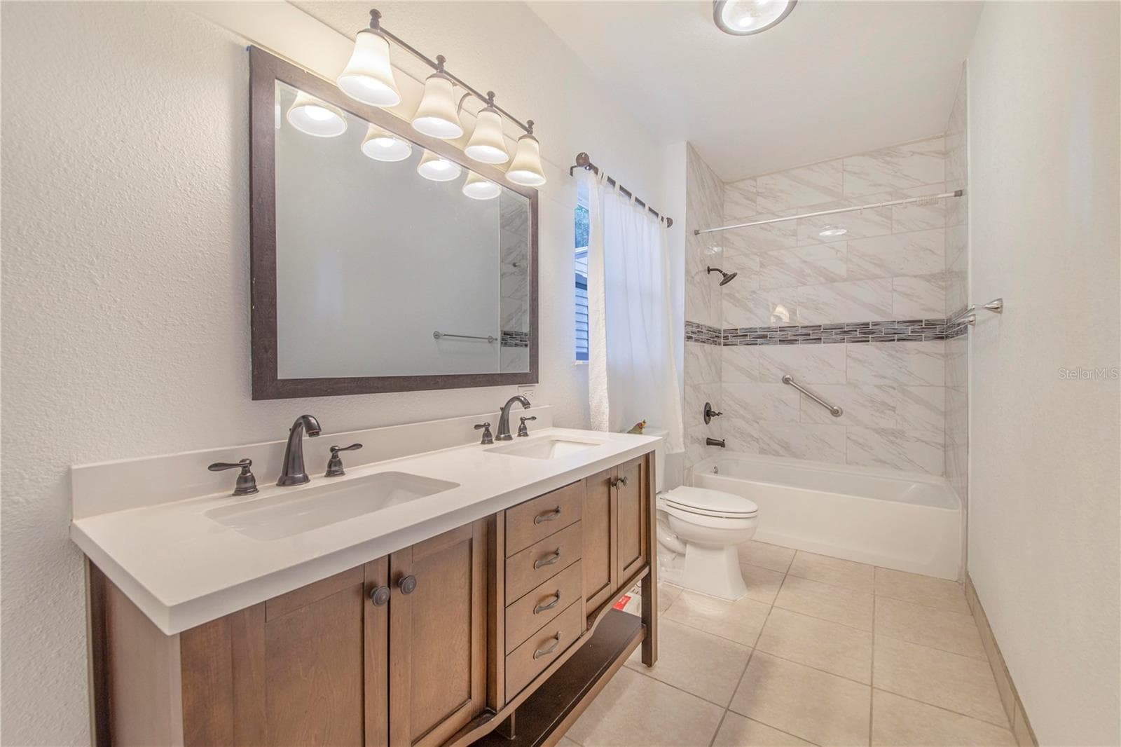Primary Bathroom - 6 E MAGNOLIA ST, DAVENPORT