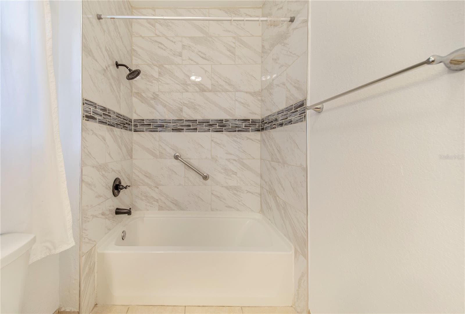 Primary Shower - 6 E MAGNOLIA ST, DAVENPORT