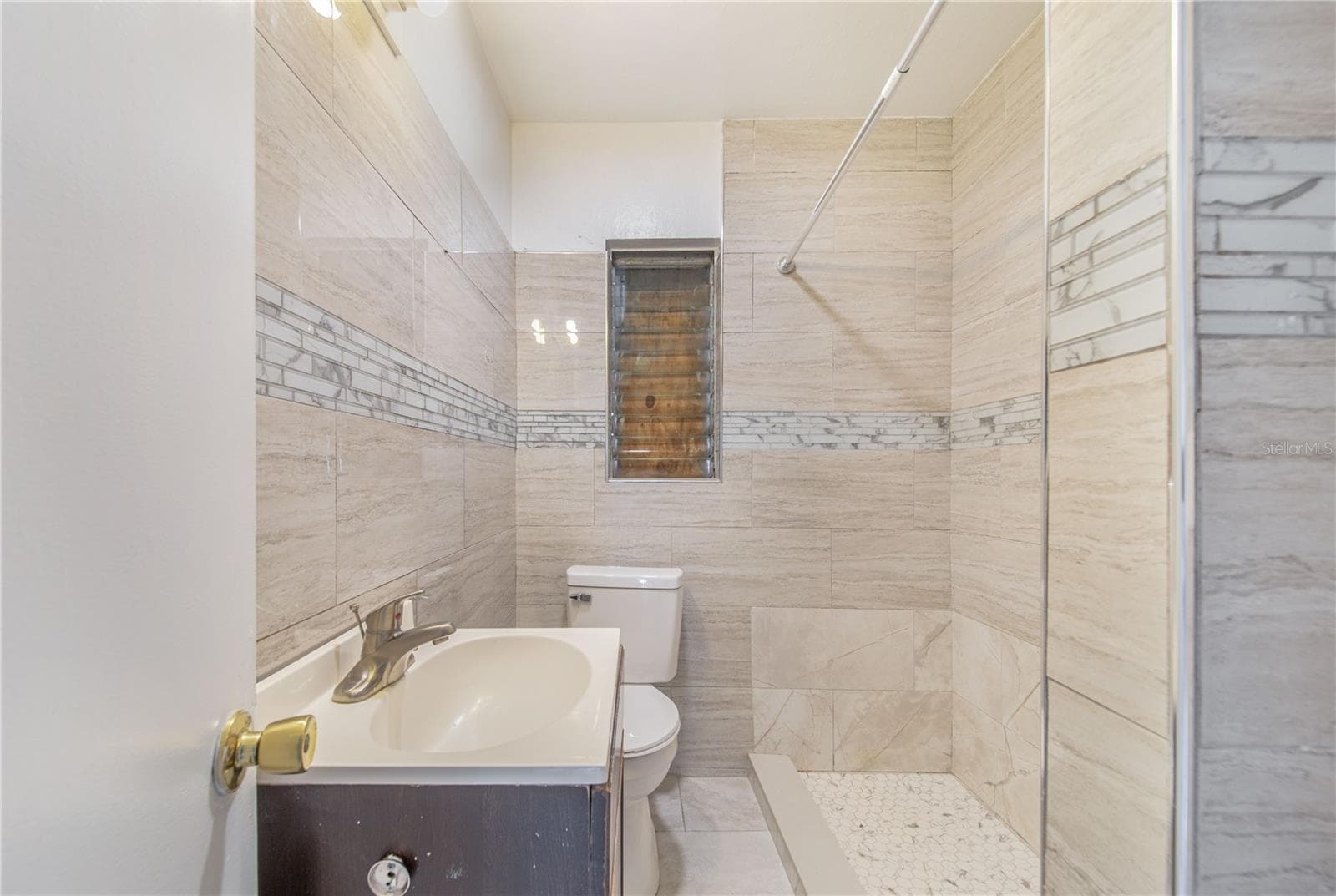 Guest Bathroom - 6 E MAGNOLIA ST, DAVENPORT